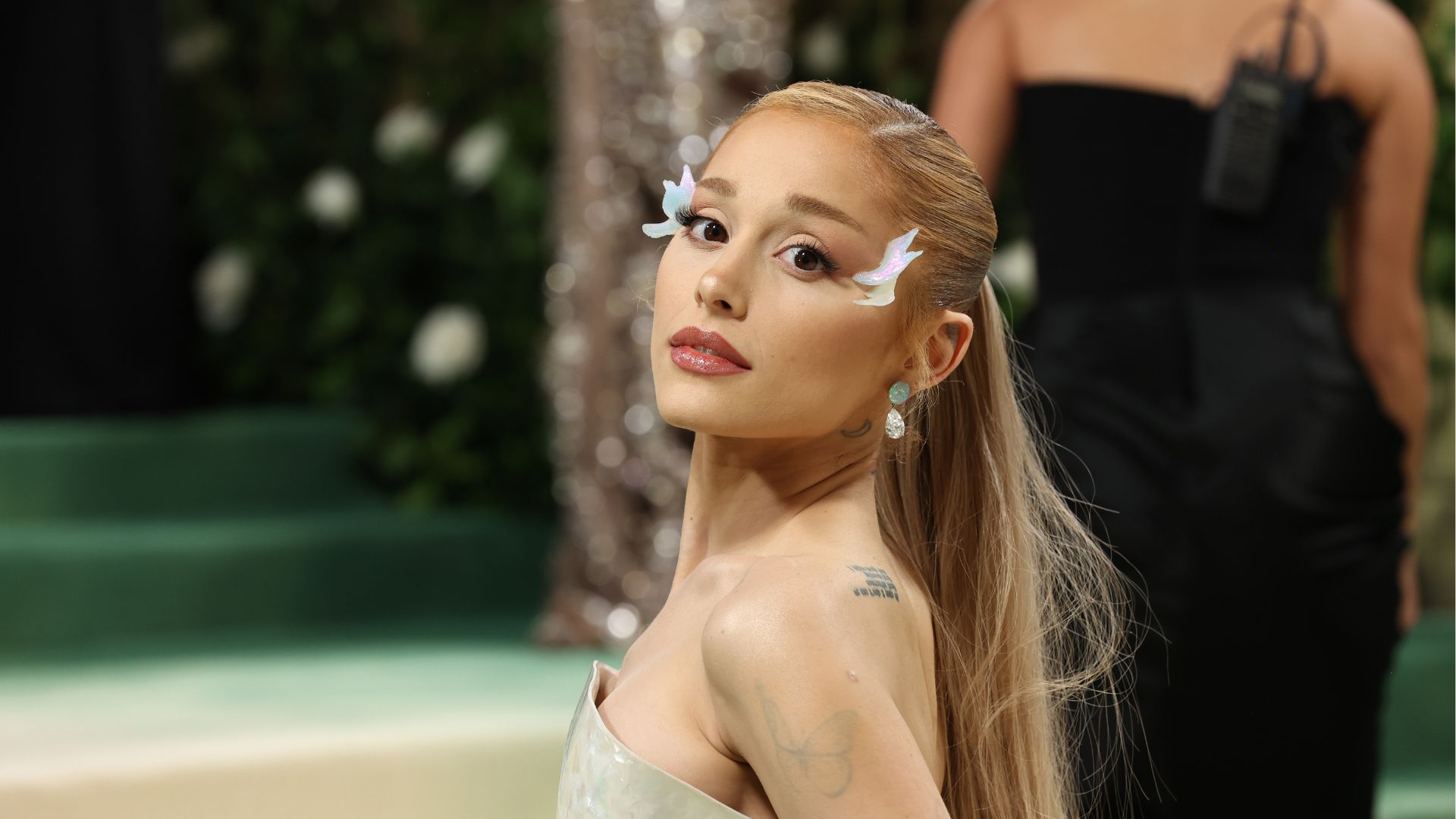 https://www.salarnews.in/public/uploads/images/newsimages/maannewsimage21112025_192534_Ariana Grande.jpg